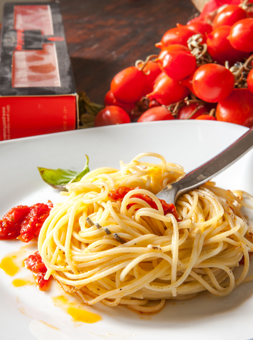 spaghetti-cacio-e-pepe-e-pomodorino-del-piennolo-del-vesuvio