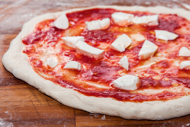 La pizza fatta in casa: ricetta per pizza croccante