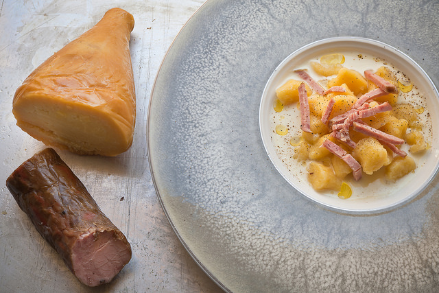 Gnocchi di patate in crema di formaggio Oscypek, con Salsiccia di Liszki e olio di camelina