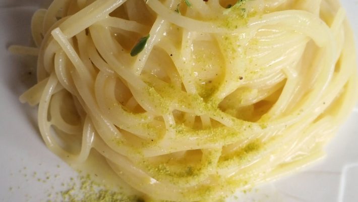 Spaghettini con acqua di limone, olio e provolone