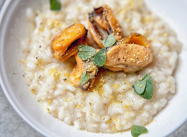 Risotto alle cozze, provolone del monaco e polvere di limone