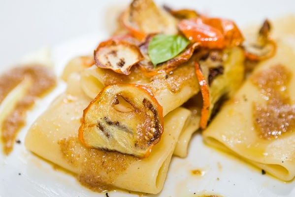 Paccheri alla melanzana rossa, crema di pane di Matera e colatura di alici