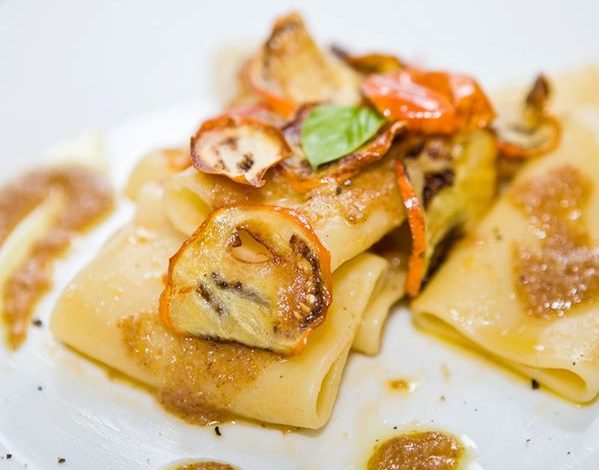 Paccheri alla melanzana rossa, crema di pane di Matera e colatura di alici