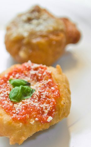 Pizza fritta al pomodoro e cipolla