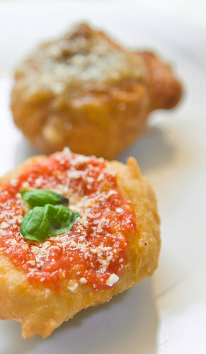 Pizza fritta al pomodoro e cipolla