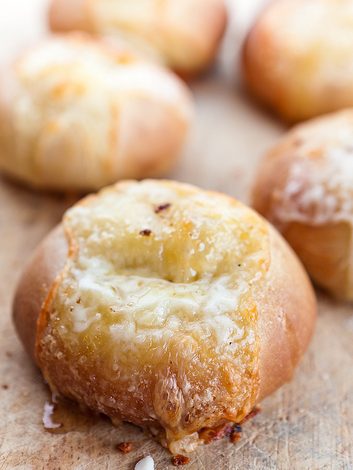 Focaccine al gorgonzola, miele al tartufo e olio di Spello