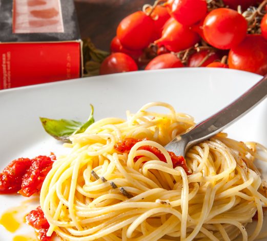 spaghetti-cacio-e-pepe-e-pomodorino-del-piennolo-del-vesuvio