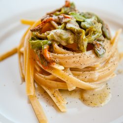 Fresine, linguine, spaghetti o - più in generale - pasta cacio, pepe e fiori di zucchine Fresine, linguine, spaghetti o - più in generale - pasta cacio, pepe e fiori di zucchine