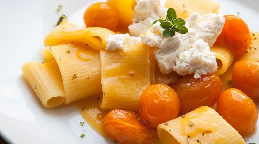 Mezze maniche rigate pomodorini gialli e ricotta