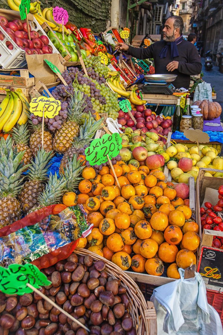 Il mercato della Pignasecca a Napoli