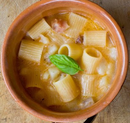 La ricetta della Pasta e patate alle croste di parmigiano