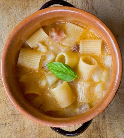 La ricetta della Pasta e patate alle croste di parmigiano